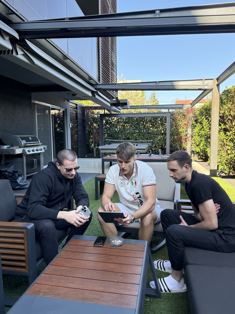 Leonardo objašnjava ekipi AI na tabletu